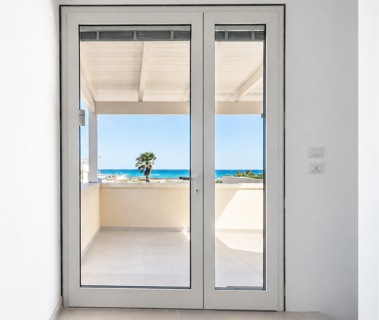 Porta finestra a battente in alluminio con vista sul mare